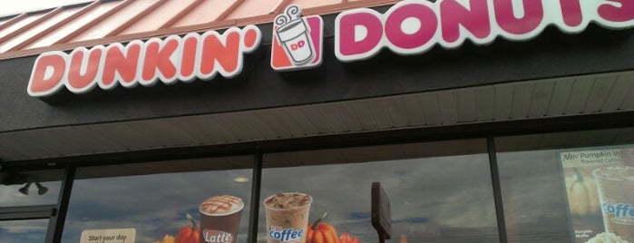 Dunkin' is one of Aubrey Ramonさんのお気に入りスポット.