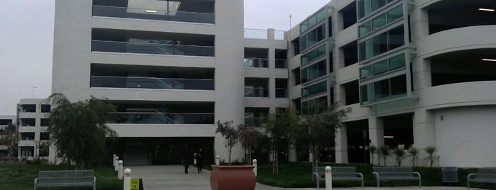 Long Beach Airport Parking Structure (Lot B) is one of Tempat yang Disukai Paul.