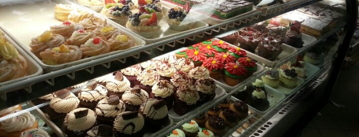 Carlo's Bake Shop is one of Baker’s Dozen - New York Venues.