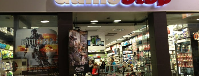 GameStop is one of Robertoさんのお気に入りスポット.