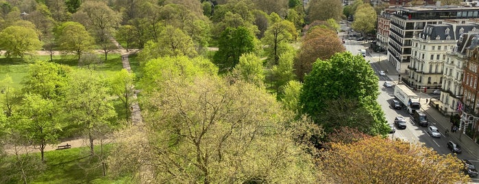 Royal Garden Hotel is one of Posti che sono piaciuti a Joana.