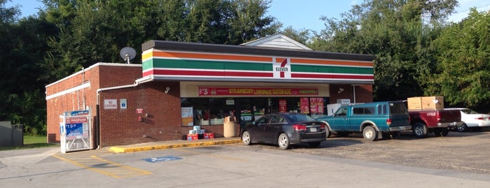 7-Eleven is one of Orte, die Aaron gefallen.
