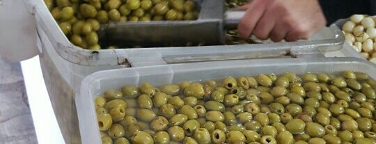 Sadr Olive Store | زیتون سرای صدر is one of Locais curtidos por Makan.
