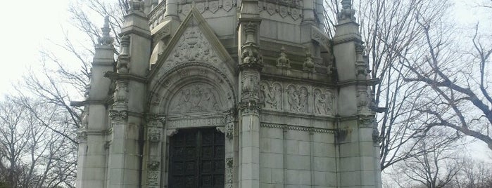 Woodlawn Cemetery is one of New York.