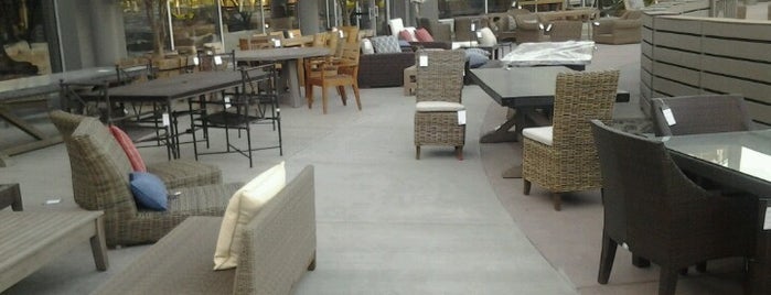 Restoration Hardware Outlet is one of สถานที่ที่ Cesiah ถูกใจ.