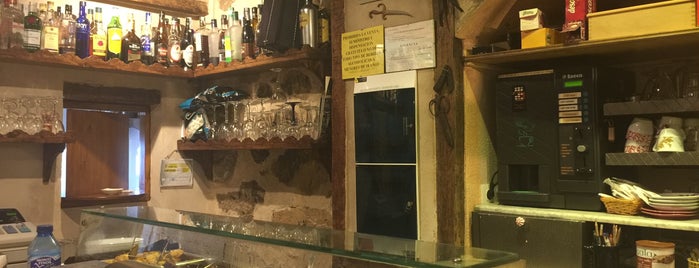 Bar La Cueva is one of Lugares favoritos de Luis.