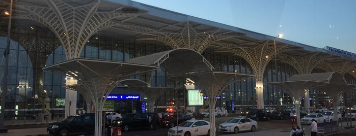 Prince Mohammad Bin Abdulaziz International Airport (MED) is one of Mehmet Ali 님이 저장한 장소.