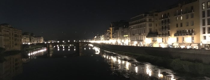 Ponte Vecchio is one of สถานที่ที่ henry ถูกใจ.