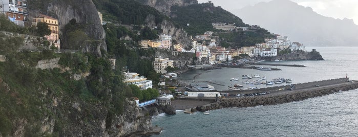 Hotel Miramalfi is one of Tempat yang Disukai henry.