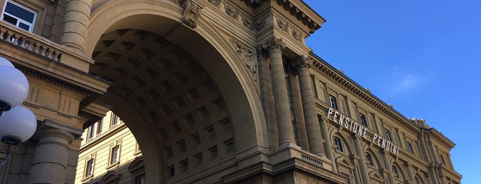 Piazza della Repubblica is one of Tempat yang Disukai henry.