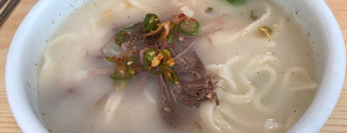 홍두깨 칼국수 부대찌개 is one of Locais curtidos por henry.