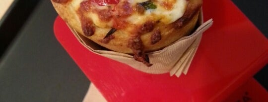 KONO PIZZA is one of Favorite places in 가로수길.