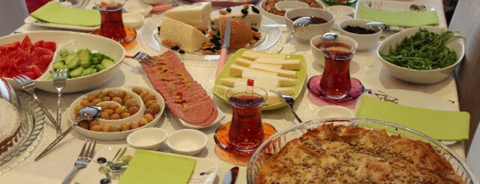 Divan Restaurant is one of GezginDamaklar.