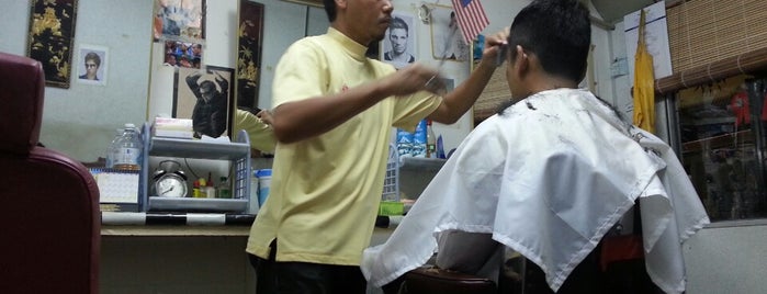 kedai gunting rambut omar is one of Makan2 must go.
