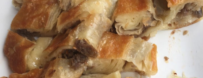 bir tat börek ve simit sarayı is one of Locais curtidos por Maide.