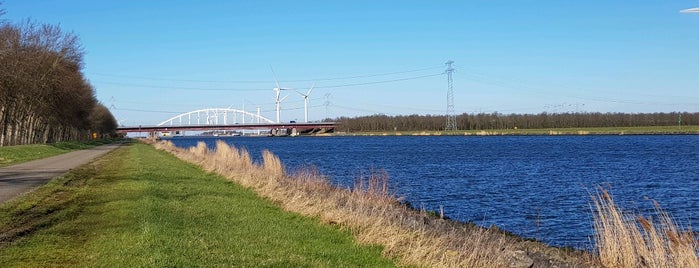 Kreekrakbrug is one of Rijksweg 58.