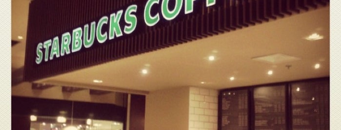 Starbucks is one of สถานที่ที่ Luna ถูกใจ.