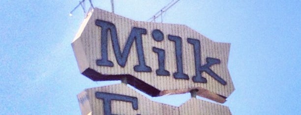 Milk Farm Sign is one of Orte, die Scott gefallen.