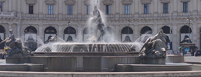 Fontana delle Naiadi is one of Lieux qui ont plu à Robin.