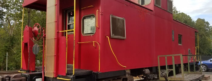 Clifton Red Caboose is one of Jaredさんのお気に入りスポット.
