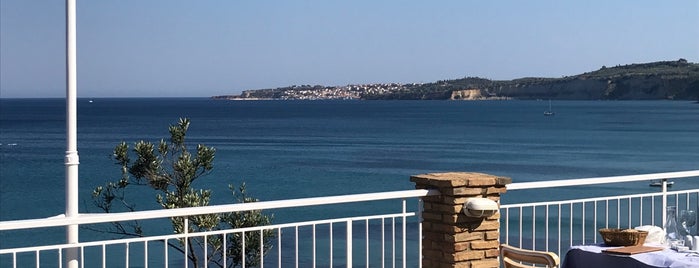 Akti Peroulia Beach Bar is one of Spiridoula'nın Kaydettiği Mekanlar.