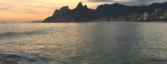 Pedra do Arpoador is one of Travel Guide to Rio de Janeiro.
