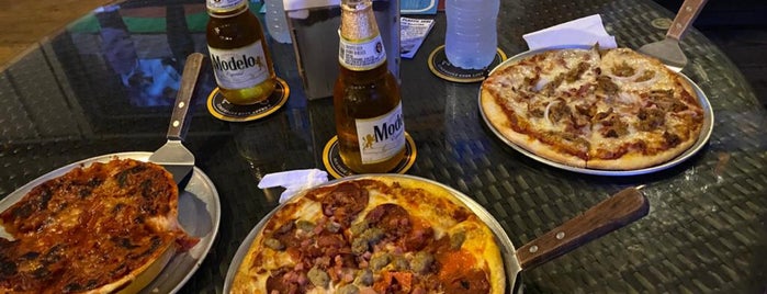 La Placita de los Robles - Placeros Pizza is one of Tempat yang Disukai A..