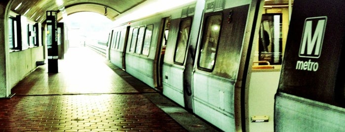 Eisenhower Avenue Metro Station is one of kazahelさんの保存済みスポット.
