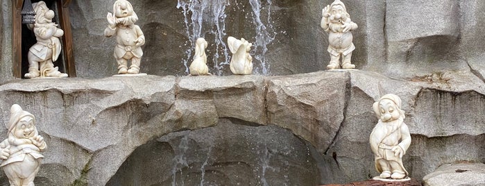 Fountain of the Seven Dwarfs is one of ディズニー.