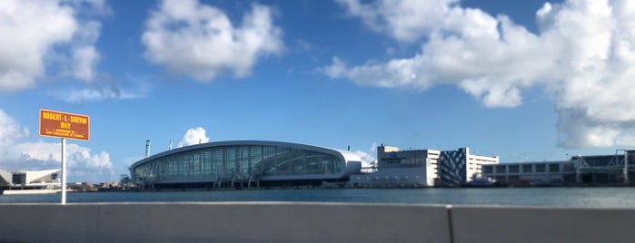 Port Of Miami: South Florida Container Terminal is one of NataschaOS'un Beğendiği Mekanlar.