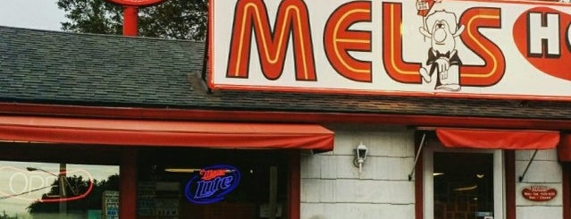 Mel's Hot Dogs is one of Lieux sauvegardés par Monica.