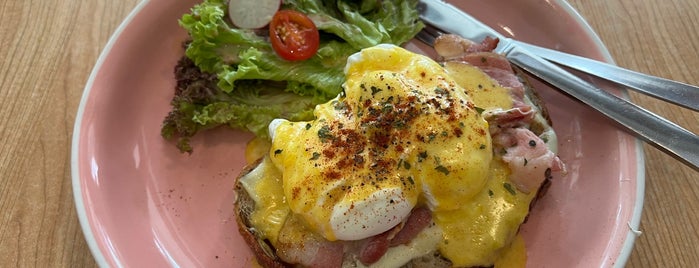 Hinz Cafe is one of Sunny Brunch!.
