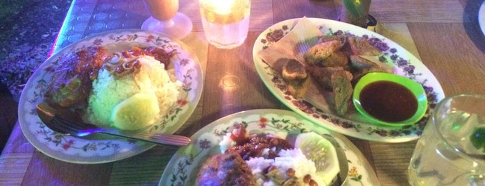 Warung Nasi Lemak Tiga Abdul is one of Foodie doodie :: Kuantan.