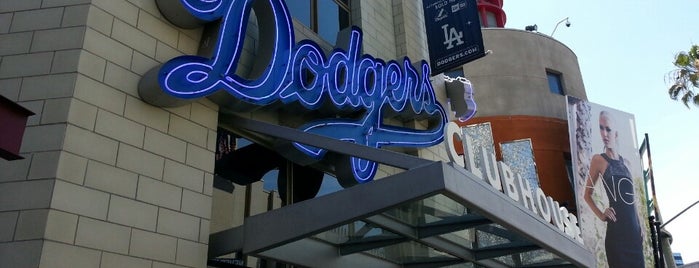 Dodgers Clubhouse Shop is one of Tempat yang Disukai Sereita.