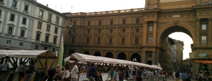Piazza della Repubblica is one of Tempat yang Disukai Salvatore.