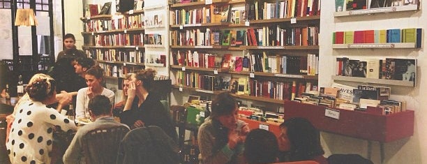 Cafetería Librería Ubik Café is one of สถานที่ที่ Wesley ถูกใจ.
