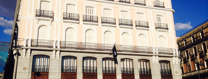 Apple Puerta del Sol is one of Madrid: Tiendas, Mercados y Centros Comerciales.