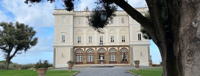 Park Hotel Villa Grazioli is one of Dove mangiare all’aperto ai Castelli Romani.