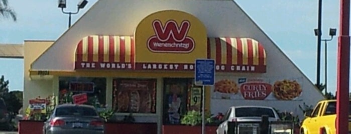 Wienerschnitzel is one of Marshaさんのお気に入りスポット.