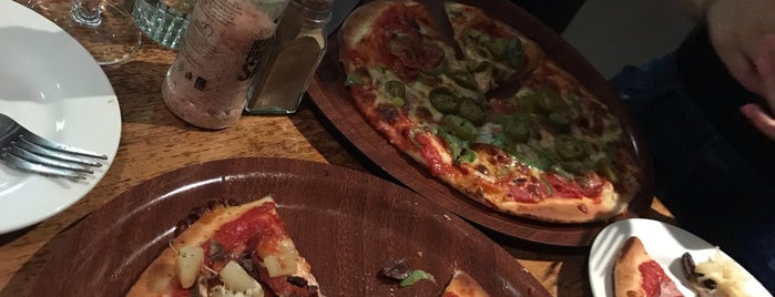 La Pizza Trattoria is one of Angelさんのお気に入りスポット.