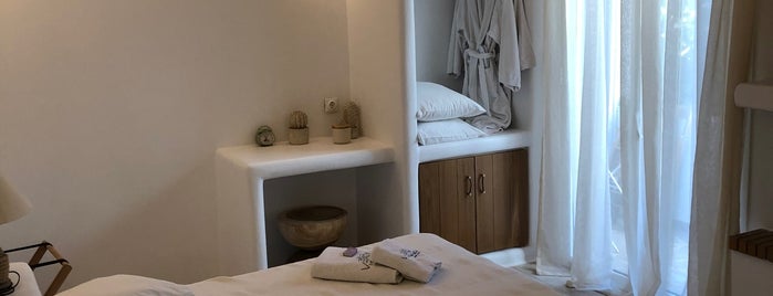 Vincenzo Family Rooms is one of Tinos.
