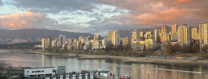 Burrard Street Bridge is one of Tempat yang Disukai Stephanie.