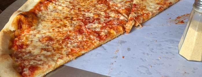 Pizza bella is one of Scott : понравившиеся места.