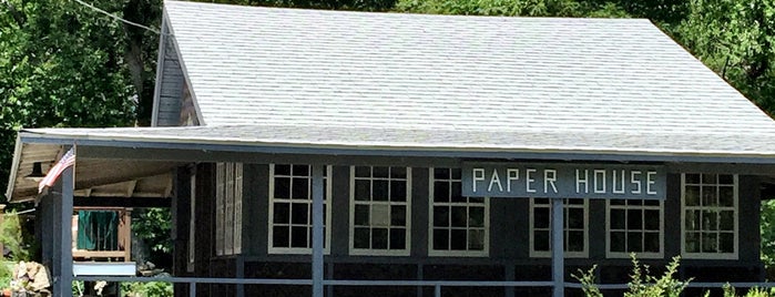 Paper House is one of Orte, die Noelle gefallen.