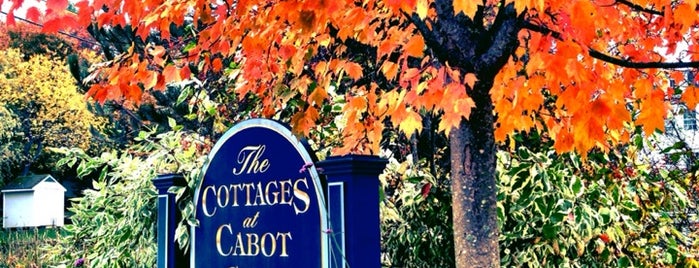 The Cottages at Cabot Cove is one of สถานที่ที่ Noelle ถูกใจ.