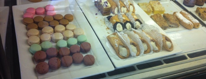 Vie De France Bakery & Cafe is one of Lugares favoritos de Lukas.