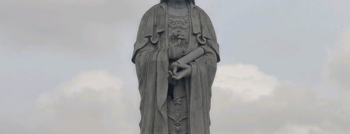 Vihara Avalokitesvara Dewi Kwan Im (Guan Yin 观音） is one of 巨像を求めて.