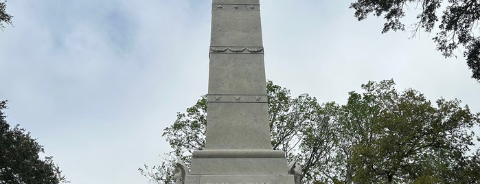 Pulaski Monument is one of Savannah.