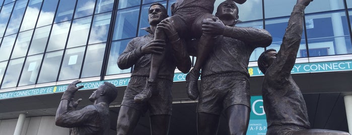 Rugby League Legends Statue is one of สถานที่ที่ Carl ถูกใจ.