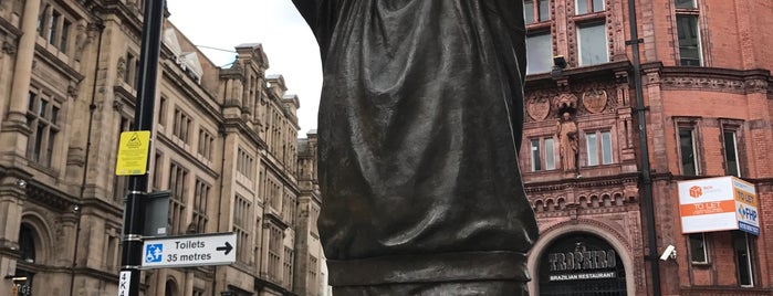 Brian Clough Statue is one of สถานที่ที่ Carl ถูกใจ.